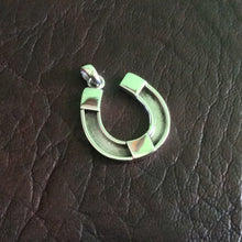 Load image into Gallery viewer, Sterling Silver Horseshoe Inlay Horsehair Necklace